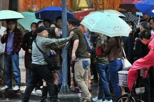 巴州吃瓜群众事件视频播放,网络视频引发的热议与反思