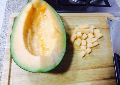 家里吃哈密瓜的视频,家中哈密瓜美食时光
