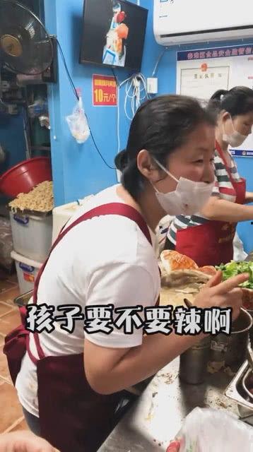 幼儿园阿姨吃瓜视频,萌娃欢乐时光