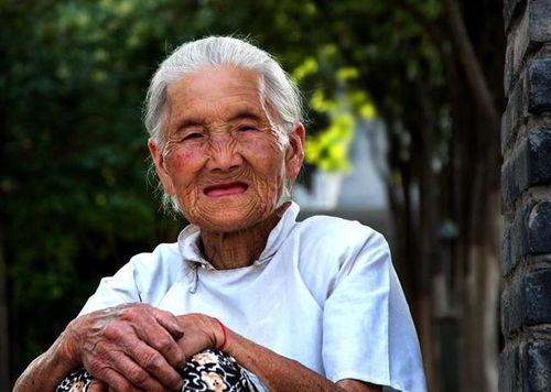 伦敦吃瓜老人是谁啊视频,一段引发热议的视频背后的故事