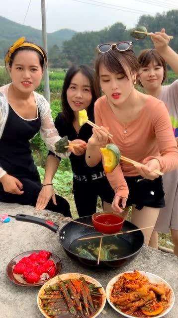 三位美女吃瓜视频大全集,趣味横生，笑料百出的大全集回顾