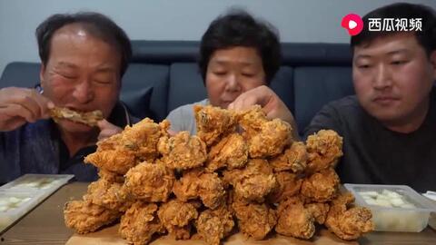 印度一家人吃瓜视频播放,视频播放引发网友热议